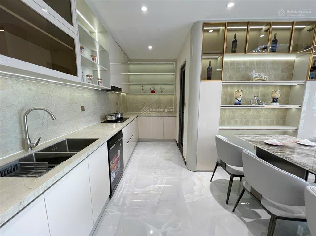Cho thuê 3pn 2wc 107m2 full nội thất mới tinh, nhà vừa được thiết kế làm lại tại bến vân đồn q4