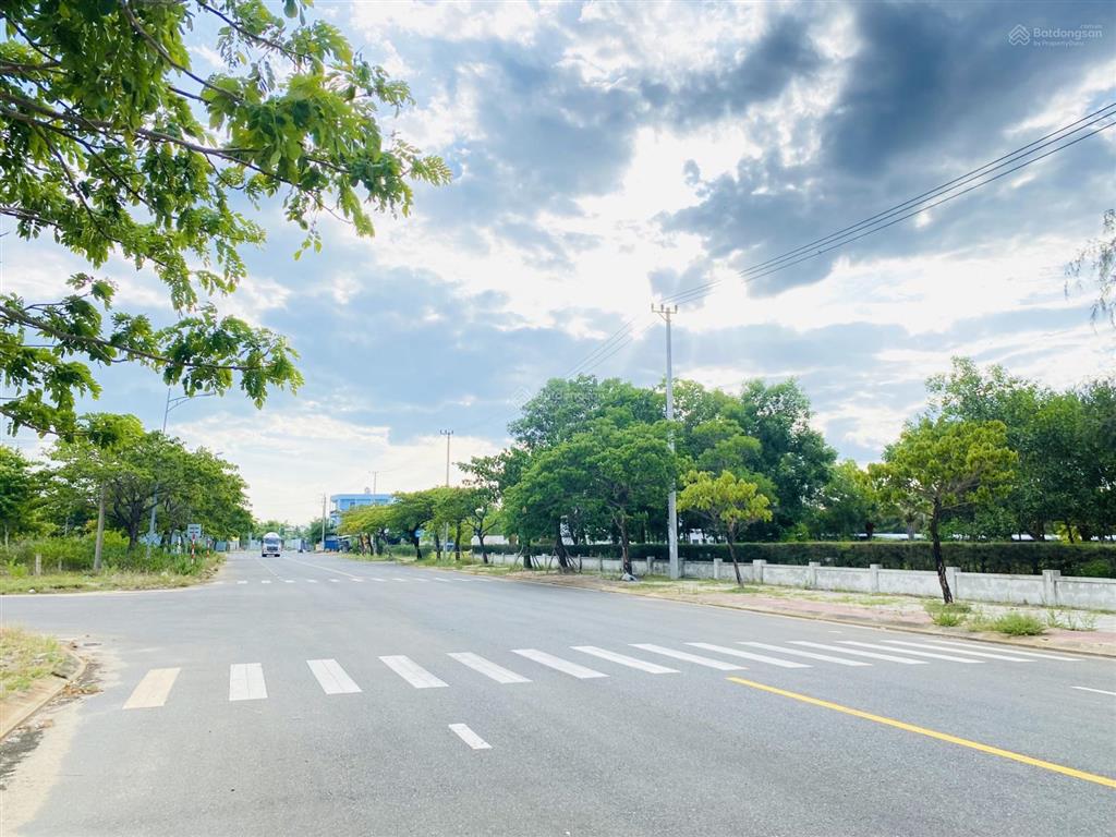 Mặt tiền đường 40m gần góc ngã tư, lô đẹp trục thông dài
