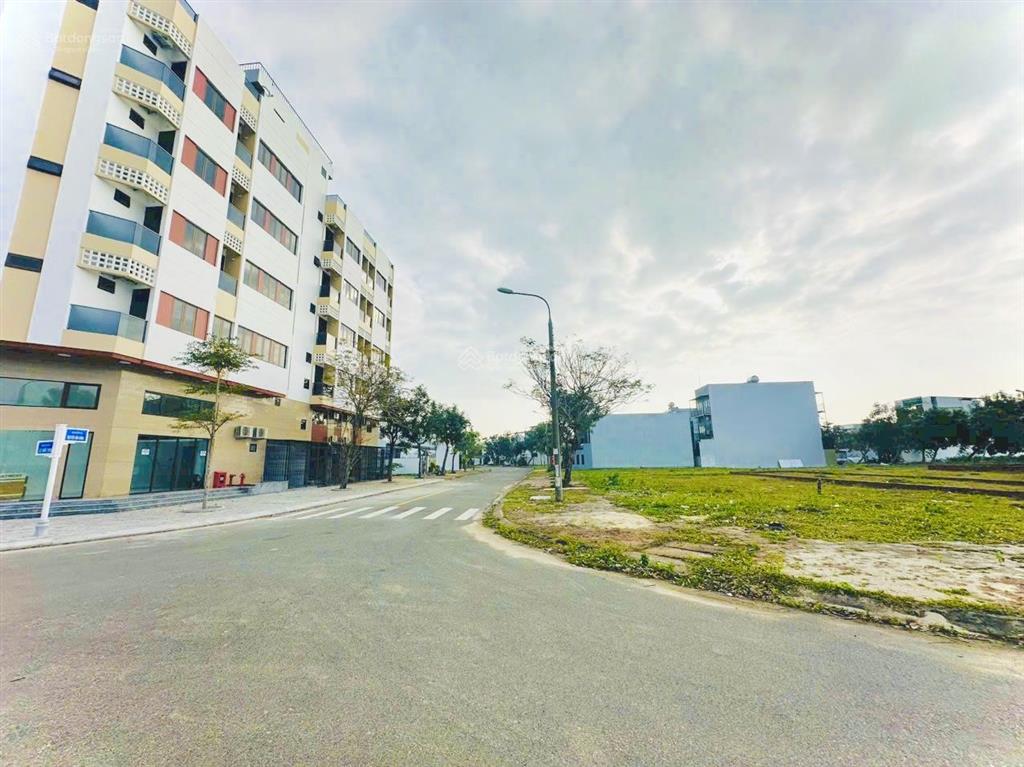 Cạnh đại học fpt. lô góc 2 mặt tiền dt 184m2. giá 4,7 tỷ tl
