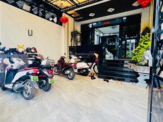 Nhà phố hiện đại 4 tầng thang máy 5.5*24m có phòng karaoke 4pn 7wc phòng thờ