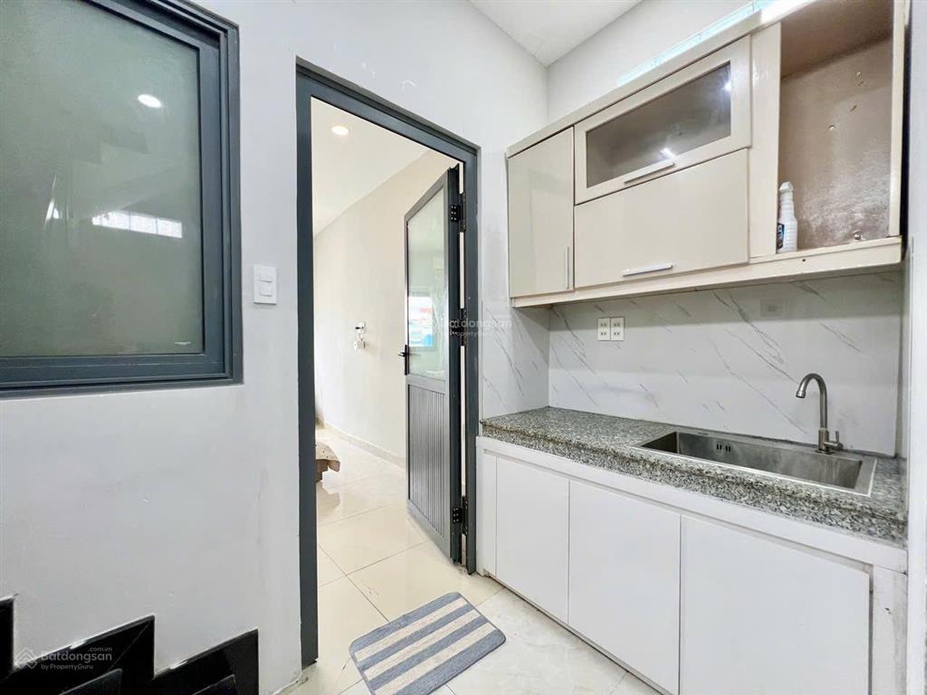Cho thuê phòng quận 4, 1pn ban công, gần đh luật, cầu kênh tẻ