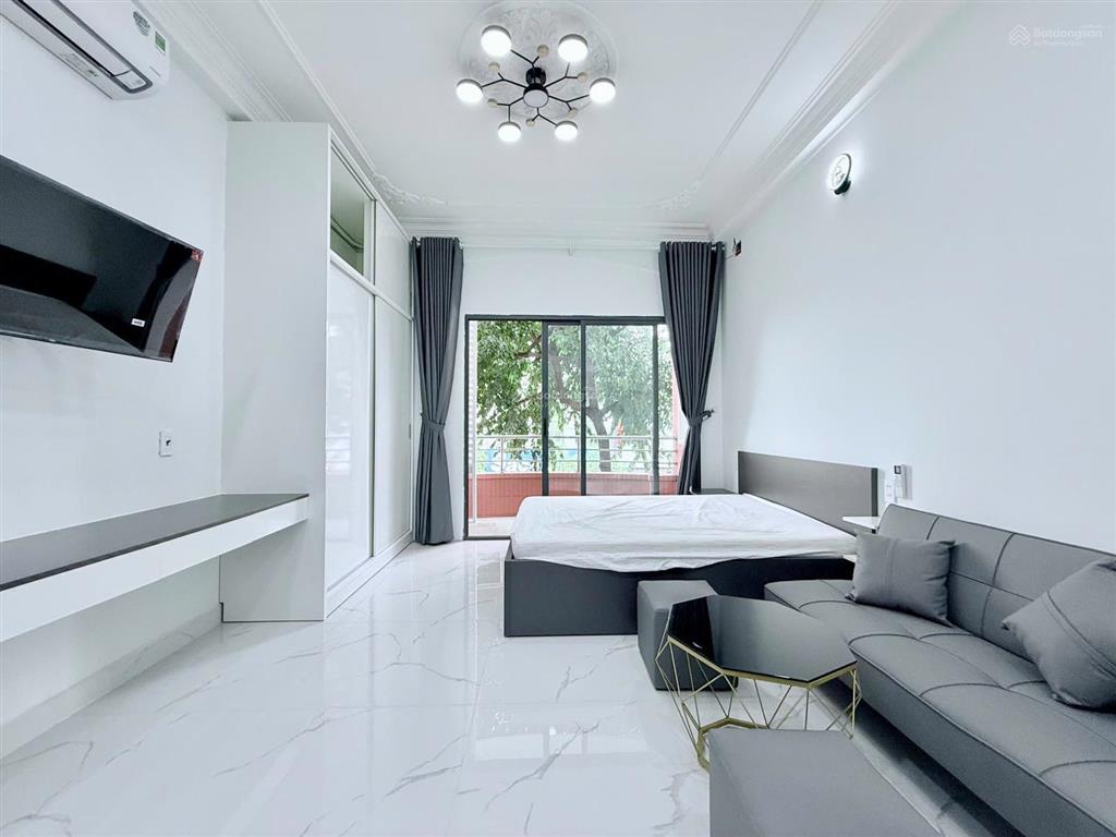 Cho thuê phòng ban công quận 4, gần đh luật, cầu kênh tẻ