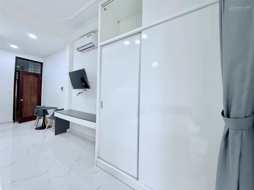 Cho thuê phòng ban công quận 4, gần đh luật, cầu kênh tẻ