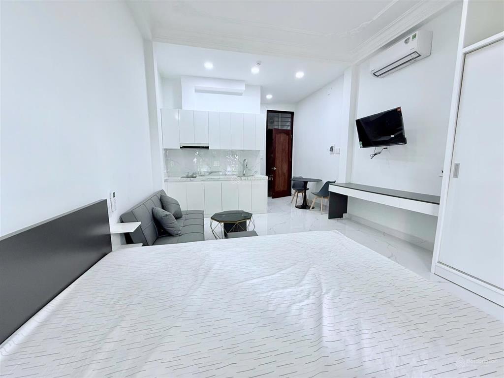 Cho thuê phòng ban công quận 4, gần đh luật, cầu kênh tẻ