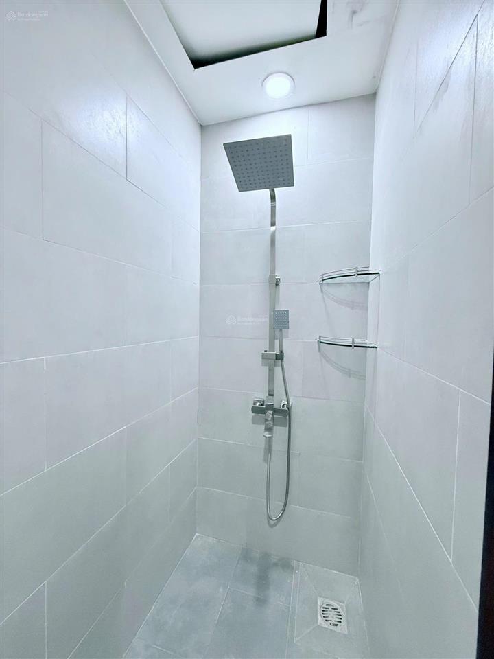 Cho thuê phòng ban công quận 4, gần đh luật, cầu kênh tẻ
