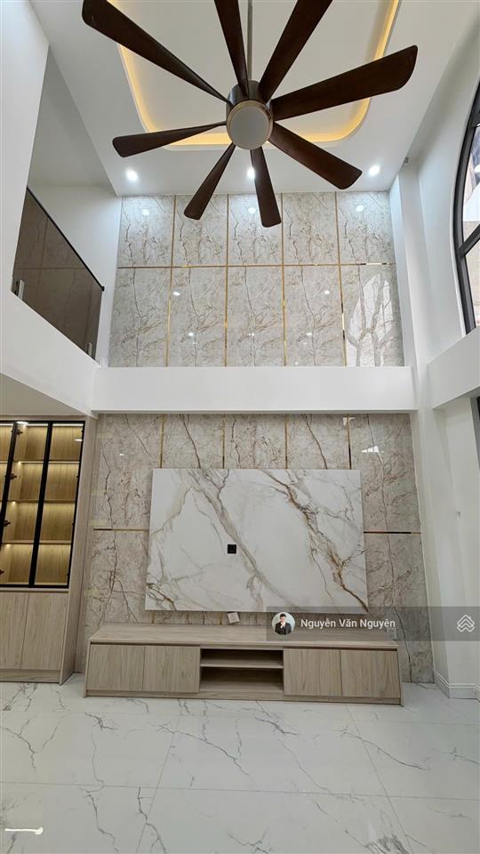 Bán nhà phố cao cấp quận 9 thang máy, full nội thất cao cấp mới, giá chỉ 10.6 tỷ. tiện ích đầy đủ