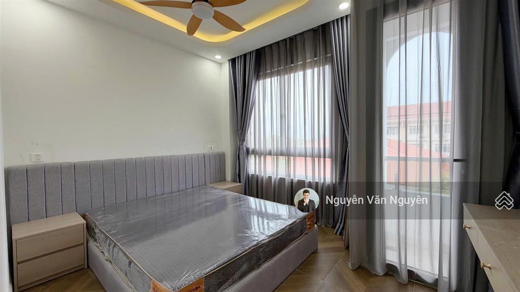 Bán nhà phố cao cấp quận 9 thang máy, full nội thất cao cấp mới, giá chỉ 10.6 tỷ. tiện ích đầy đủ