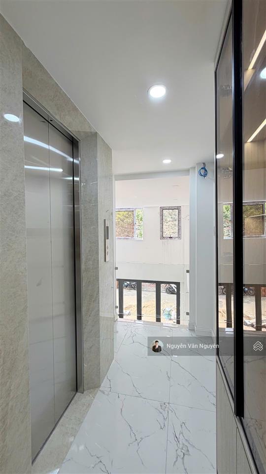 Bán nhà phố cao cấp quận 9 thang máy, full nội thất cao cấp mới, giá chỉ 10.6 tỷ. tiện ích đầy đủ