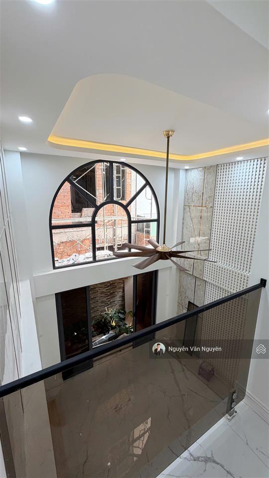 Bán nhà phố cao cấp quận 9 thang máy, full nội thất cao cấp mới, giá chỉ 10.6 tỷ. tiện ích đầy đủ