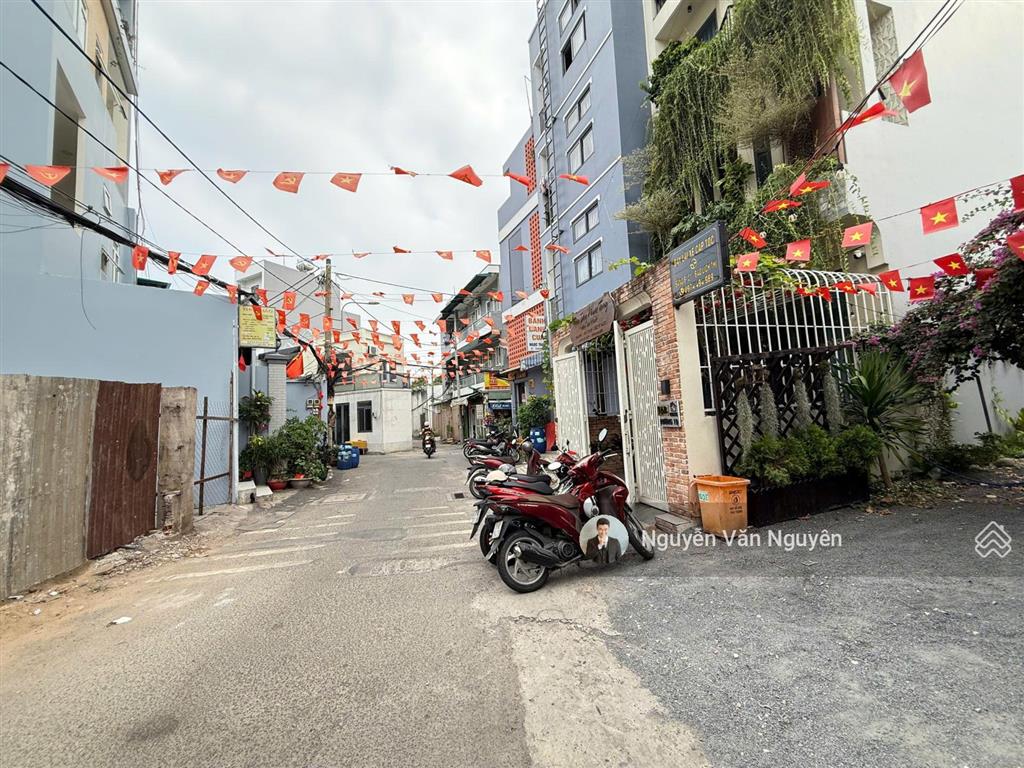 Bán đất tặng nhà ngay đh ngân hàng  trong khu him lam linh chiểu. dt 182,2m2 (9,6x18). hầm + 6 lầu