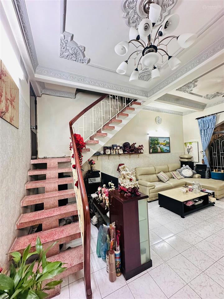 Hàng đầu tư 1 đời chủ  nhà 2 tầng cách ga metro vài bước chân  dt 111m2 ngang 5 vuông a4.