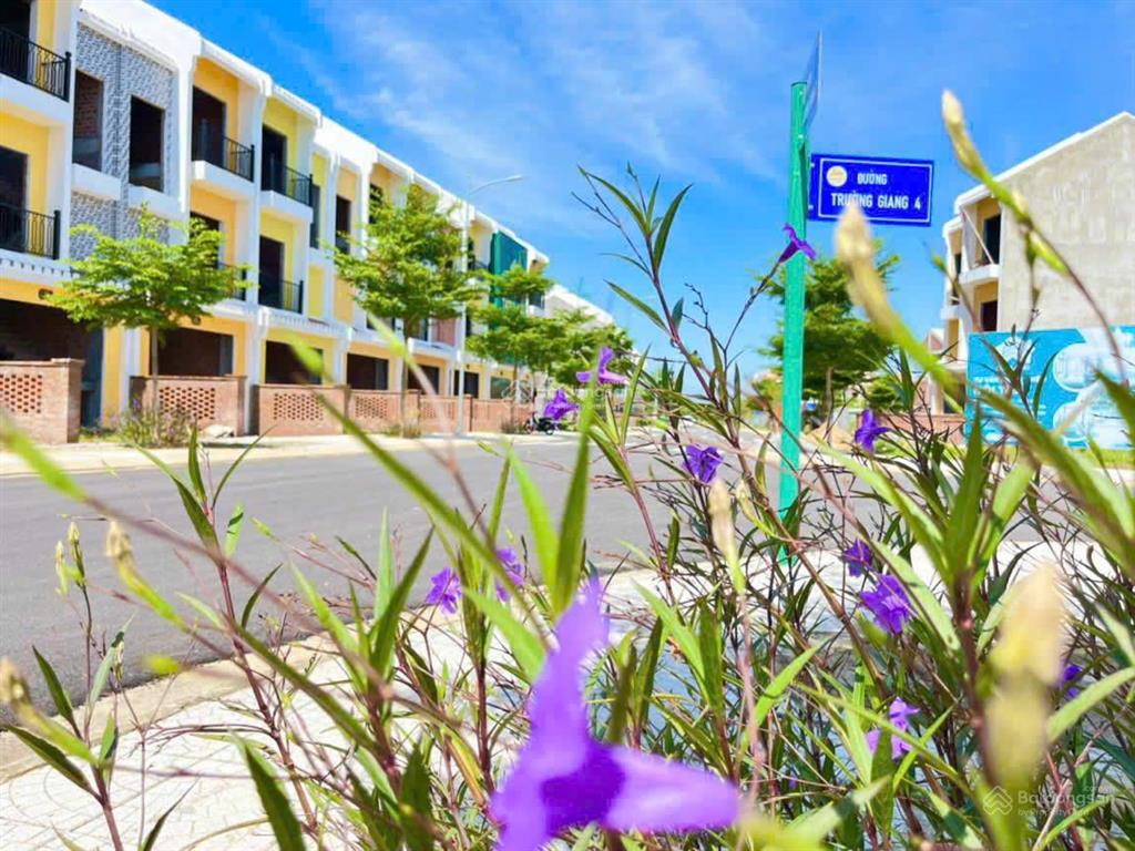 Cần bán nhà thô 3 tầng, đối diện chung cư + sân tennis