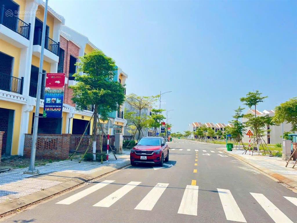 Cần bán nhà thô 3 tầng, đối diện chung cư + sân tennis