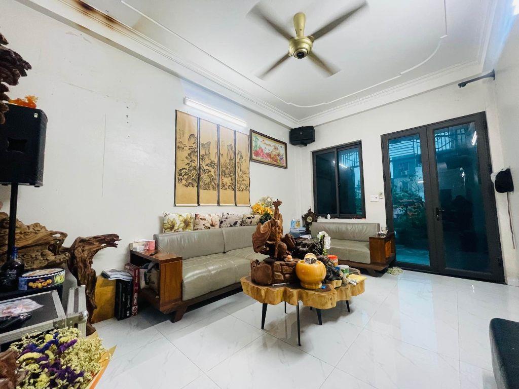 Bán nhà Kim Giang-Định Công, 52.7m2 x 3T đẹp full nội thất, gần ô tô. Giá 4,35 tỷ