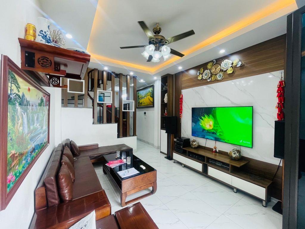 Bán nhà Định Công Hạ, 40m2 x 2T full nội thất, ô tô đỗ cửa, ở ngay. Giá chỉ 3 tỷ