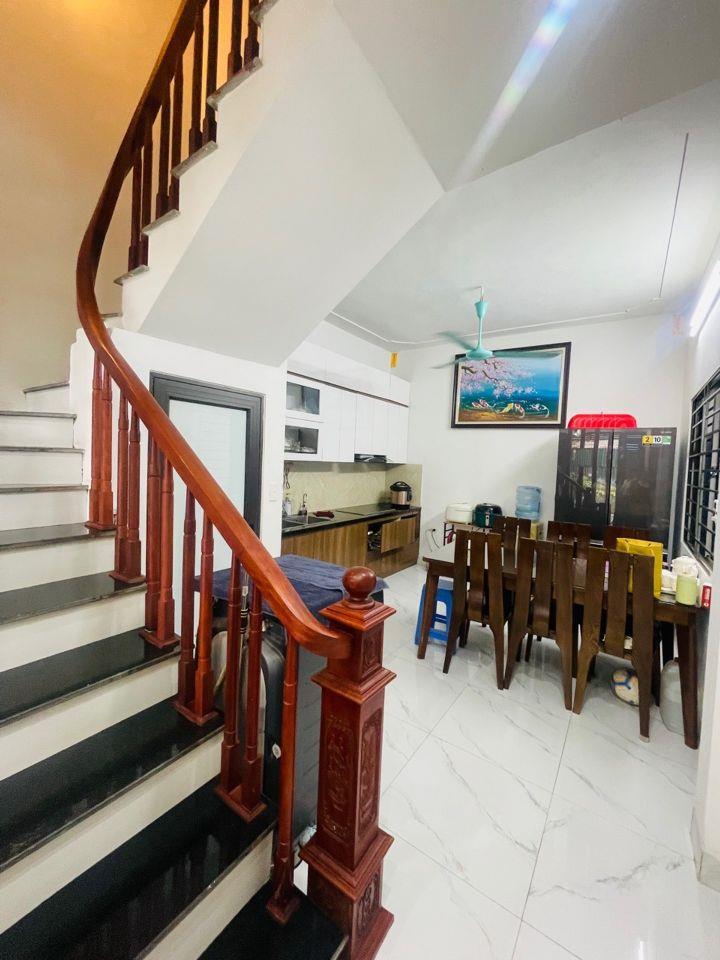 Bán nhà Định Công Hạ, 40m2 x 2T full nội thất, ô tô đỗ cửa, ở ngay. Giá chỉ 3 tỷ