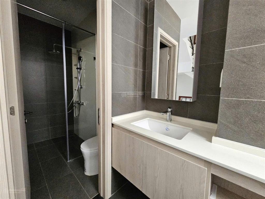 Cho thuê nhà nguyên căn có thang máy , dt  5x20m ,1 hầm 4 lầu tại vạn phúc city