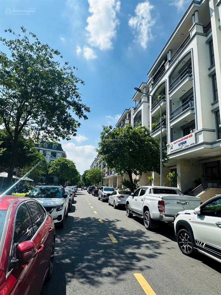 Cho thuê nhà nguyên căn có thang máy , dt  5x20m ,1 hầm 4 lầu tại vạn phúc city