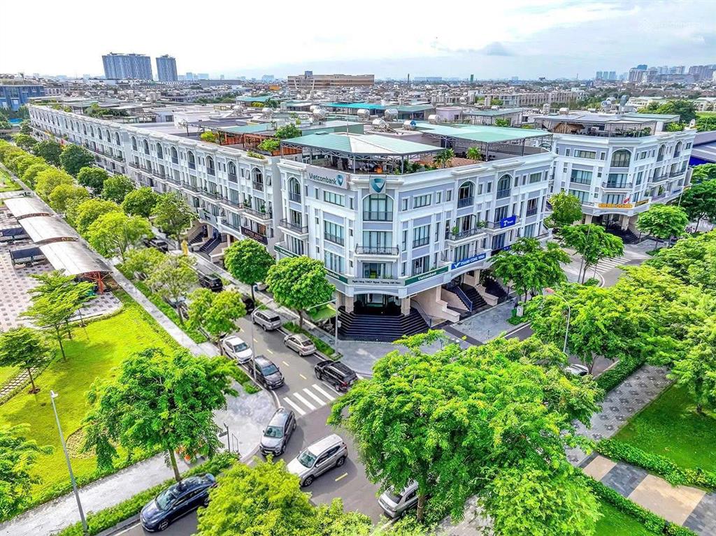 Cho thuê nhà nguyên căn có thang máy , dt  5x20m ,1 hầm 4 lầu tại vạn phúc city