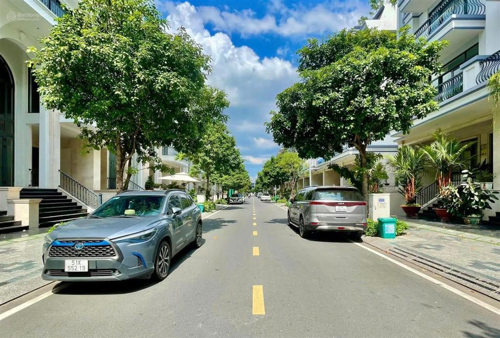 Cho thuê nhà nguyên căn có thang máy , dt  5x20m ,1 hầm 4 lầu tại vạn phúc city