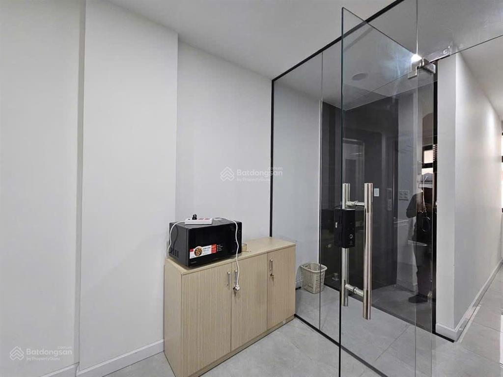 Cho thuê nhà nguyên căn có thang máy , dt  5x20m ,1 hầm 4 lầu tại vạn phúc city