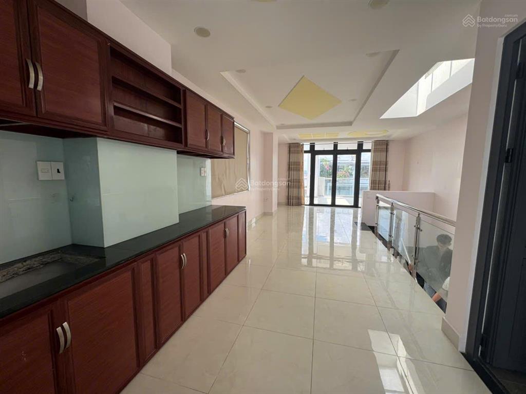 Nhà căn góc cho thuê 5x23m, 1 hầm 4 lầu tại vạn phúc city, giá chỉ 35 triệu/tháng
