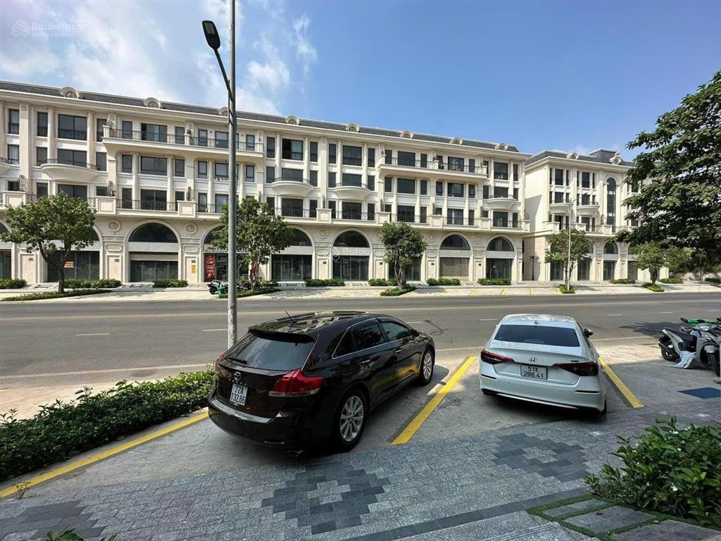 Tòa nhà văn phòng tại vạn phúc city cho thuê, dt 7x21m nhà 1 hầm 5 tầng  750m² sàn