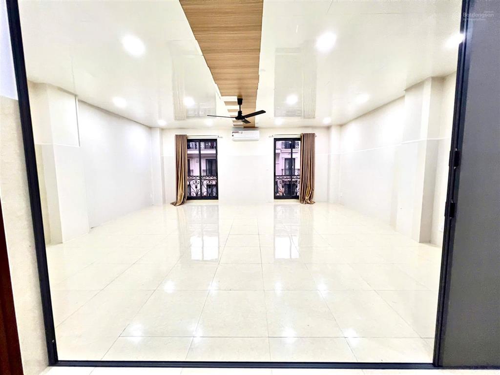 Văn phòng 7x20m tại vạn phúc city, giá cho thuê 11 triệu/tháng, có hầm để xe, có thang máy