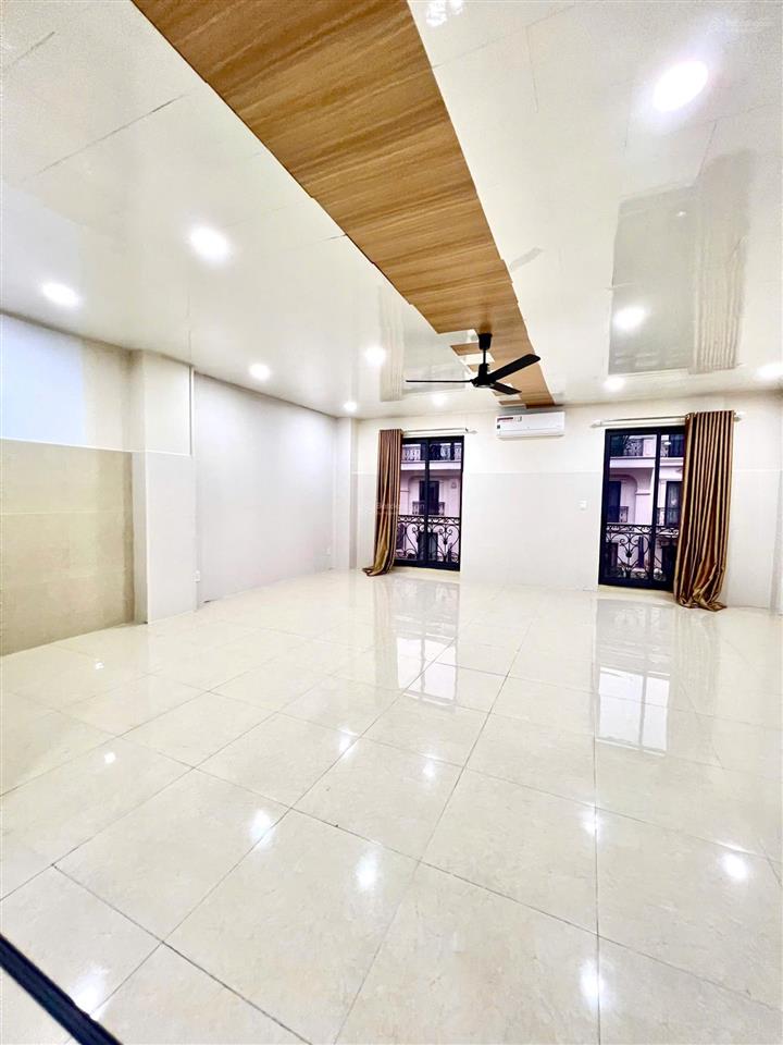 Văn phòng 7x20m tại vạn phúc city, giá cho thuê 11 triệu/tháng, có hầm để xe, có thang máy