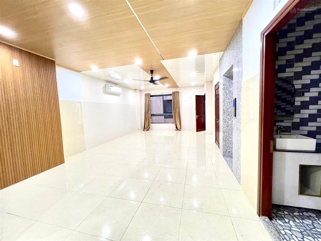 Văn phòng 7x20m tại vạn phúc city, giá cho thuê 11 triệu/tháng, có hầm để xe, có thang máy
