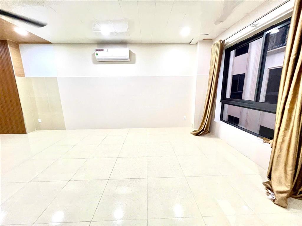 Văn phòng 7x20m tại vạn phúc city, giá cho thuê 11 triệu/tháng, có hầm để xe, có thang máy