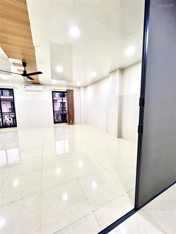 Văn phòng 7x20m tại vạn phúc city, giá cho thuê 11 triệu/tháng, có hầm để xe, có thang máy