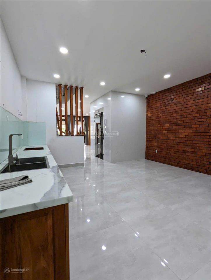 Cần bán nhà đẹp hoàn thiện 1 hầm 4 lầu, đường lớn 20m gần trung tâm thương mại vạn phúc city