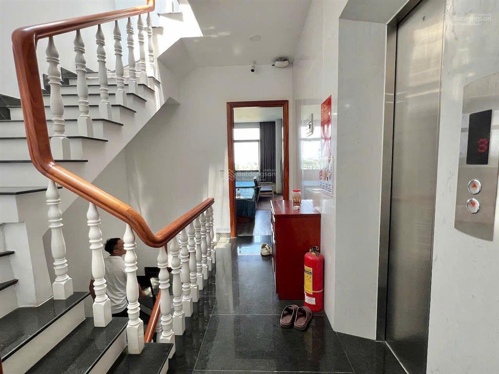 Cần bán nhà đẹp hoàn thiện 1 hầm 4 lầu, đường lớn 20m gần trung tâm thương mại vạn phúc city