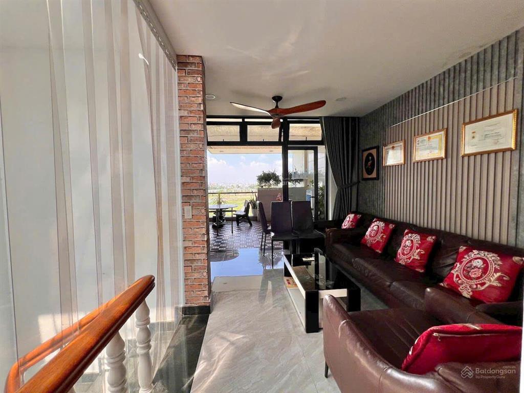 Cần bán nhà đẹp hoàn thiện 1 hầm 4 lầu, đường lớn 20m gần trung tâm thương mại vạn phúc city