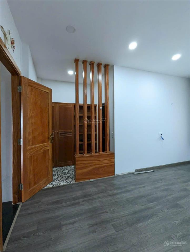 Cần bán nhà đẹp hoàn thiện 1 hầm 4 lầu, đường lớn 20m gần trung tâm thương mại vạn phúc city