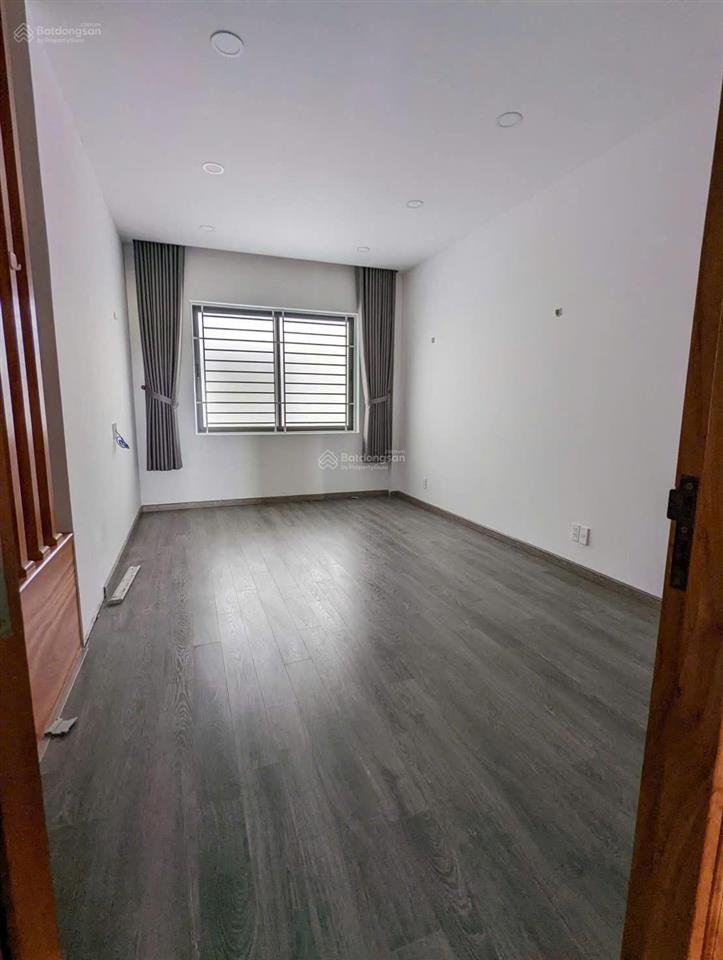 Cần bán nhà đẹp hoàn thiện 1 hầm 4 lầu, đường lớn 20m gần trung tâm thương mại vạn phúc city