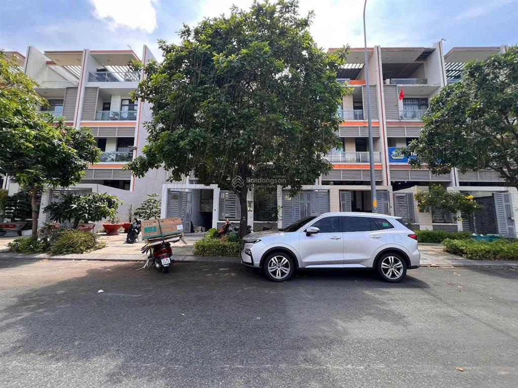 Cần bán nhà đẹp hoàn thiện 1 hầm 4 lầu, đường lớn 20m gần trung tâm thương mại vạn phúc city