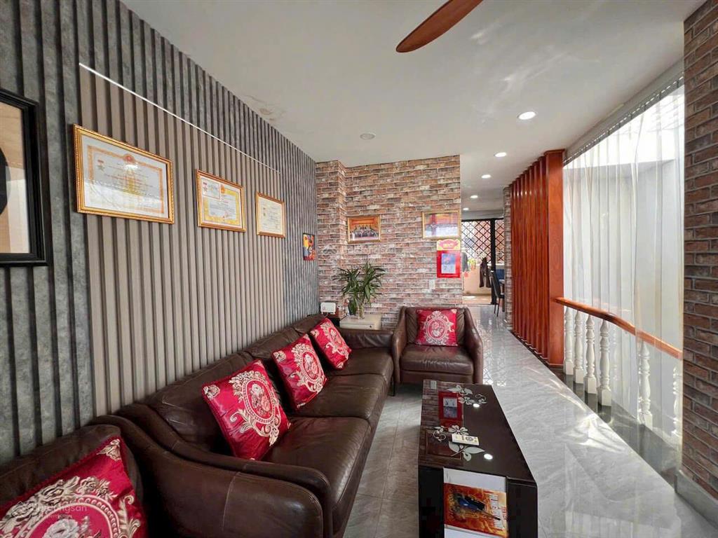 Cần bán nhà đẹp hoàn thiện 1 hầm 4 lầu, đường lớn 20m gần trung tâm thương mại vạn phúc city