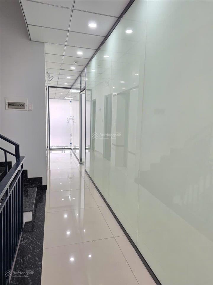 Cho thuê văn phòng 110m2, đã ngăn vách kính 2 phòng, 14 triệu tại kdtvạn phúc city