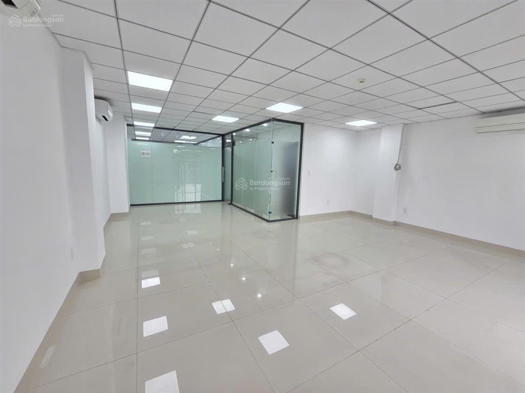 Cho thuê văn phòng 110m2, đã ngăn vách kính 2 phòng, 14 triệu tại kdtvạn phúc city