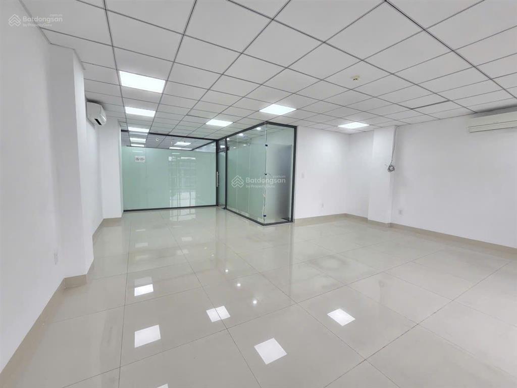Cho thuê văn phòng 110m2, đã ngăn vách kính 2 phòng, 14 triệu tại kdtvạn phúc city