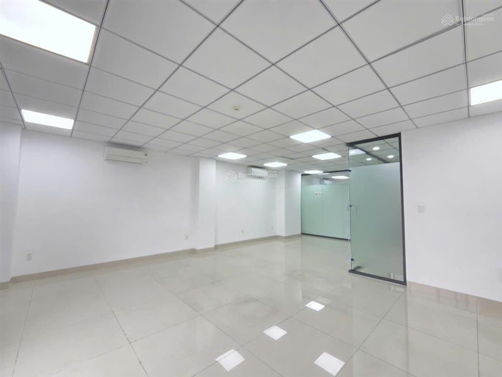 Cho thuê văn phòng 110m2, đã ngăn vách kính 2 phòng, 14 triệu tại kdtvạn phúc city