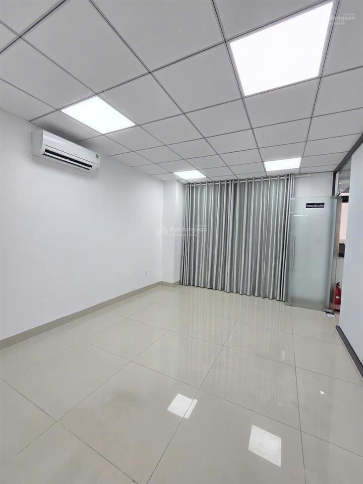 Cho thuê văn phòng 110m2, đã ngăn vách kính 2 phòng, 14 triệu tại kdtvạn phúc city