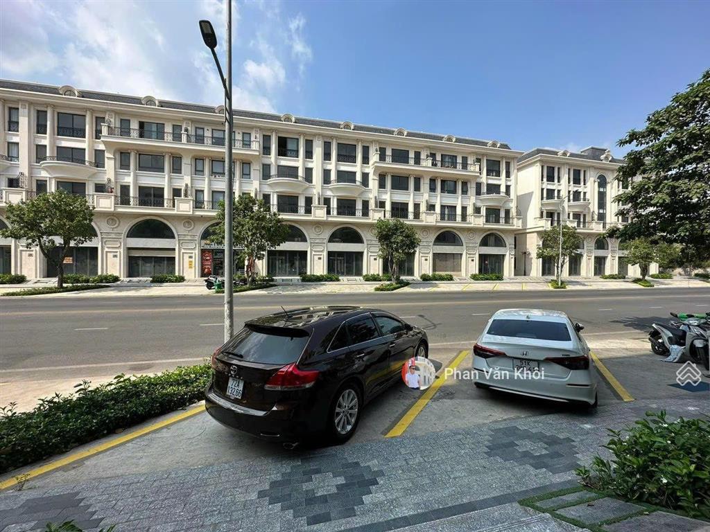 Cho thuê tòa nhà văn phòng dt 7x21m, nhà 1 hầm 5 lầu  800m2 sàn tại vạn phúc