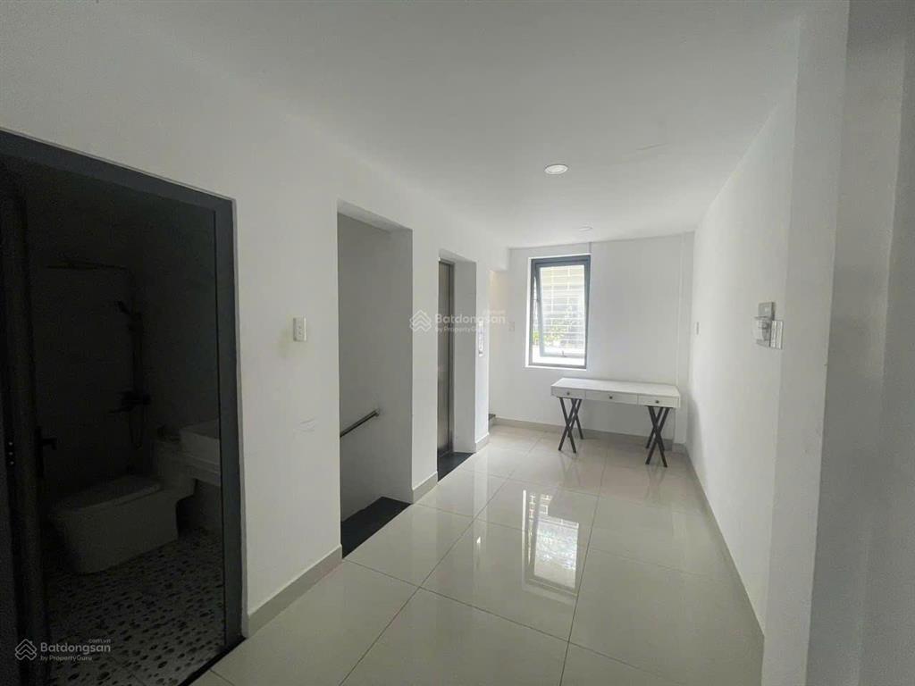 Cho thuê tòa nhà văn phòng 6x18m  1 hầm 4 tầng có thang máy tại vạn phúc city