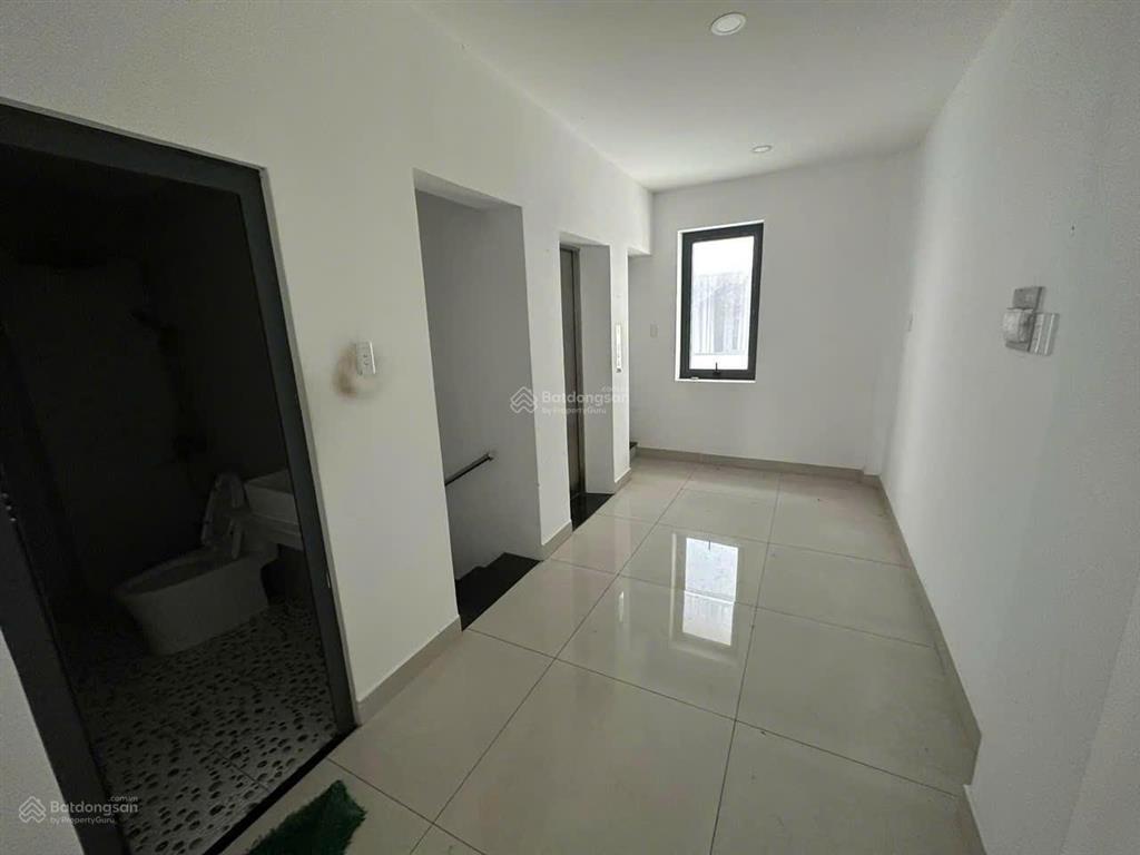 Cho thuê tòa nhà văn phòng 6x18m  1 hầm 4 tầng có thang máy tại vạn phúc city