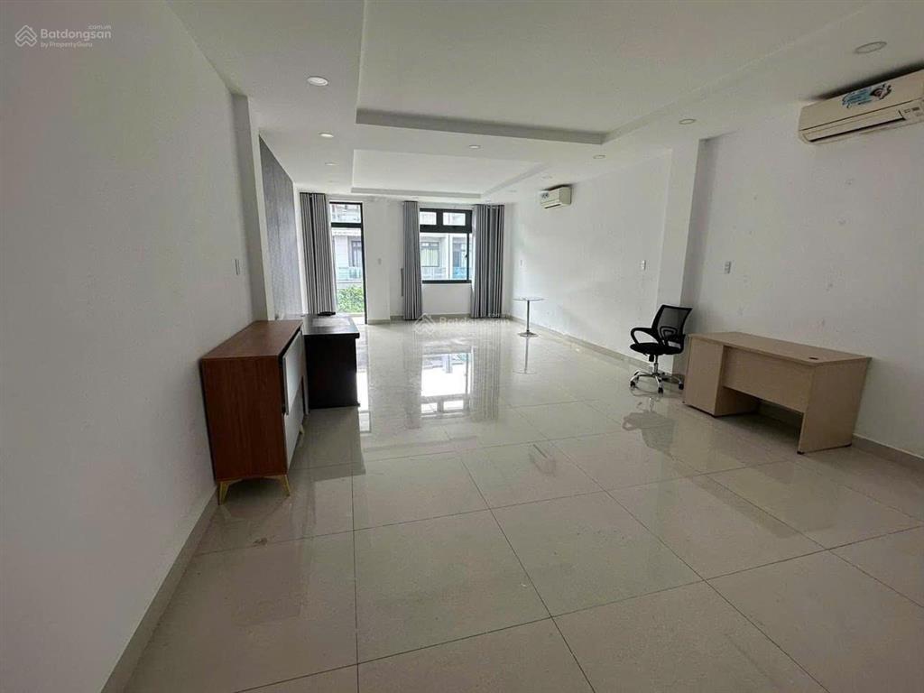 Cho thuê tòa nhà văn phòng 6x18m  1 hầm 4 tầng có thang máy tại vạn phúc city