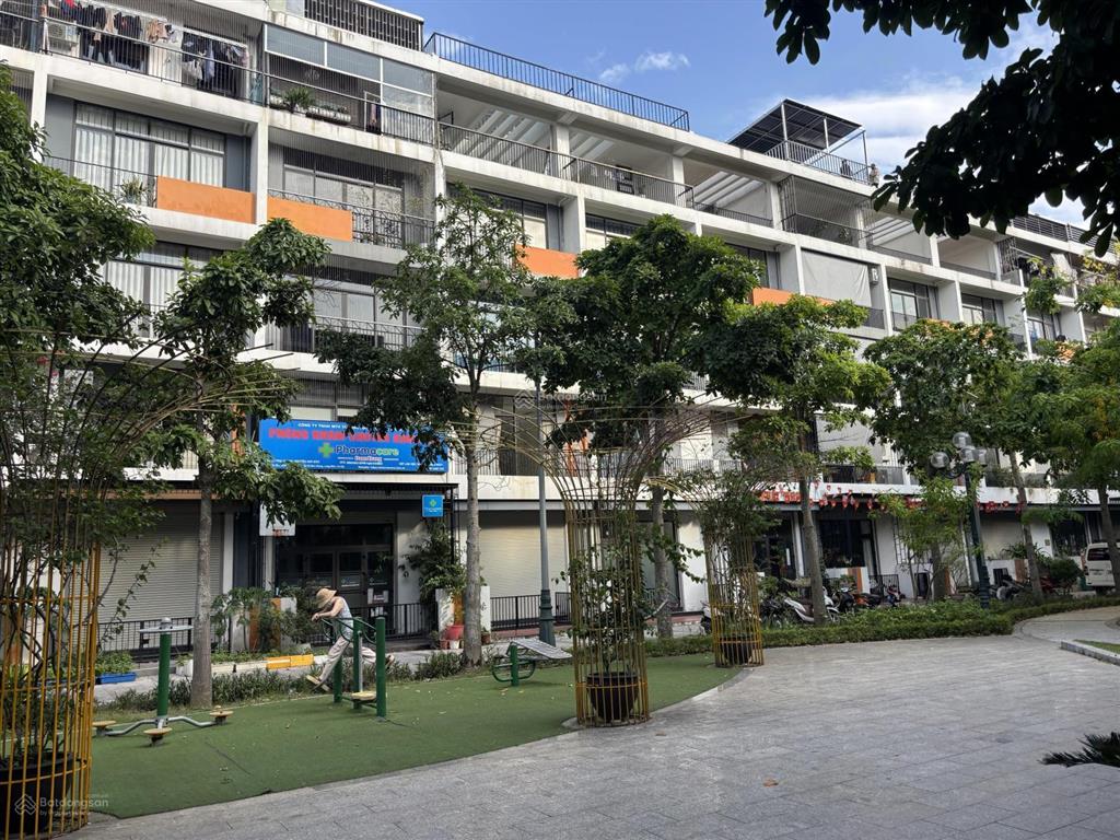 Bán nhà 5.5 tầng thang máy mặt phố đức giang lại mặt vườn hoa 93.5m2 chỉ 26.5 tỷ giá cực tốt