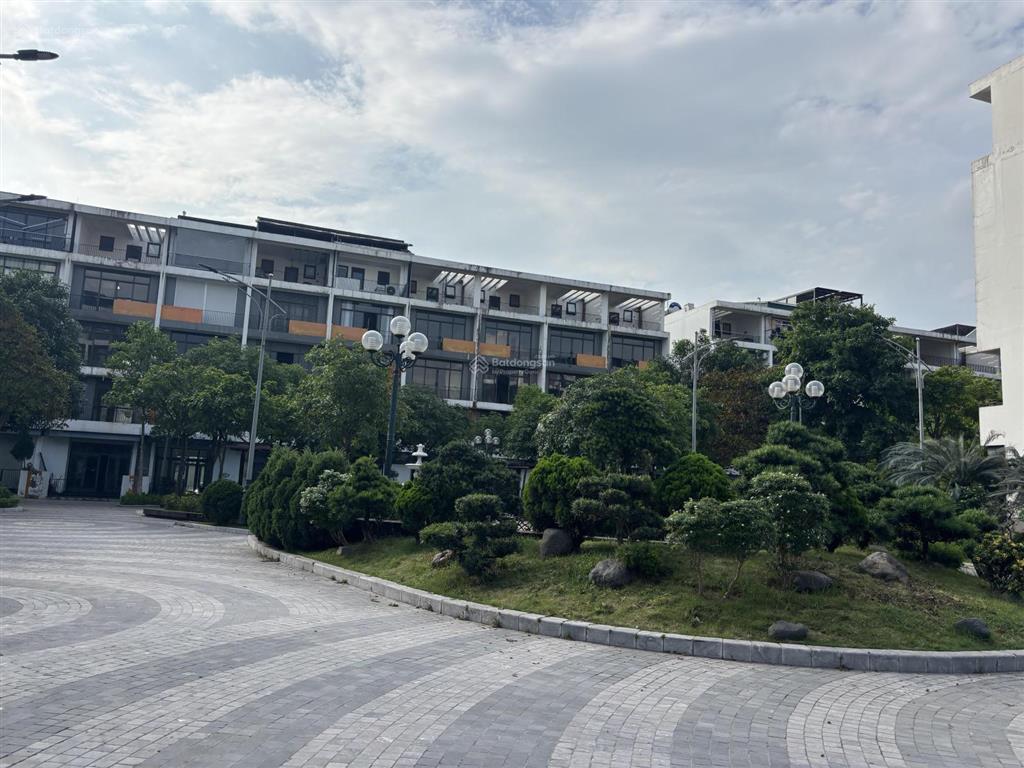 Bán nhà 5.5 tầng thang máy mặt phố đức giang lại mặt vườn hoa 93.5m2 chỉ 26.5 tỷ giá cực tốt